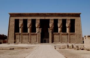 L'Architecture du Temple d'Hathor à Dendera". Quelques enseignements sur l'esthétique et la technologie d'un art de bâtir